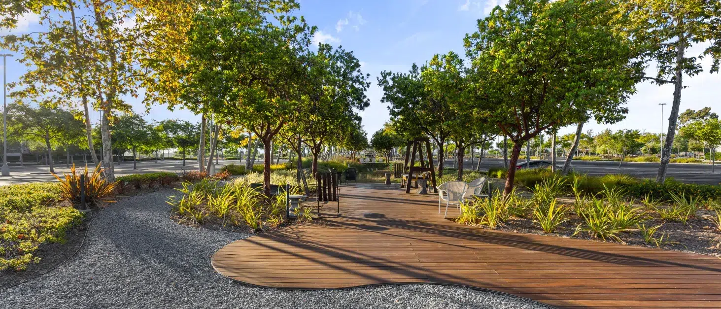 Outdoor park with a walking path deck in Los Angeles